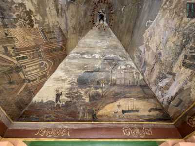 L�interno della cupola, composto da pannelli in legno, � infatti finemente dipinto con raffinati paesaggi: residenze nobiliari, eclettici edifici arroccati su collinette, silenziosi laghi e montagne innevate
